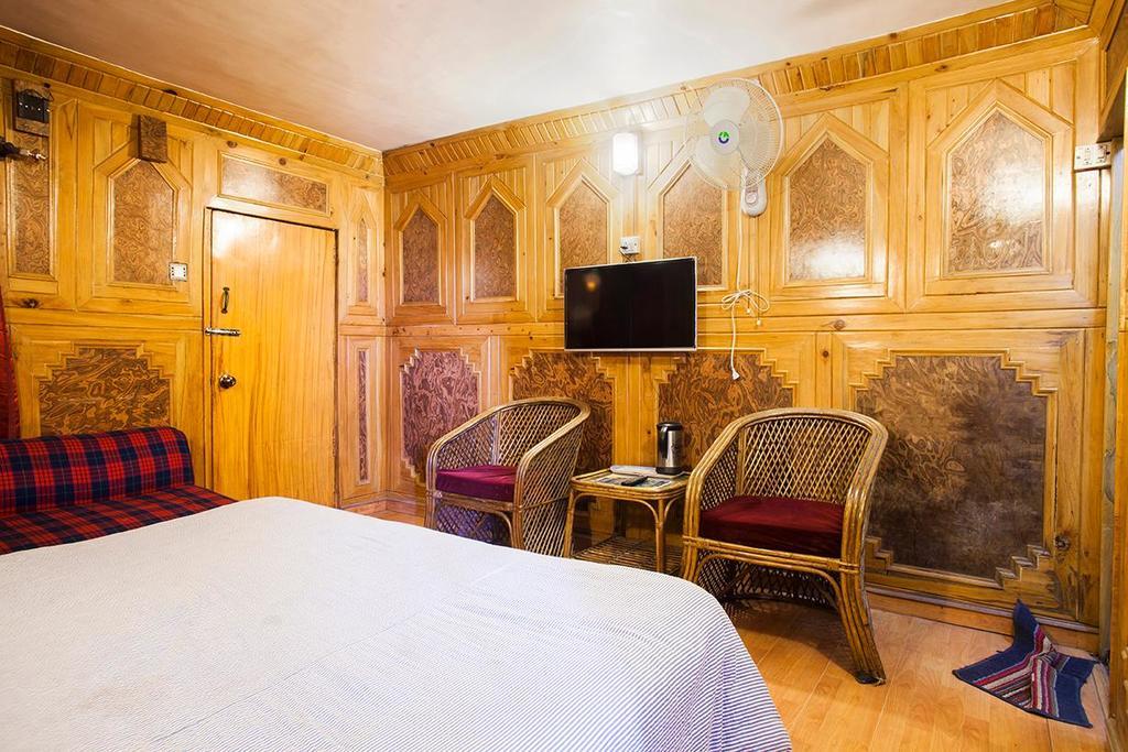 Bhīm Tāl Hotel New Bharat מראה חיצוני תמונה